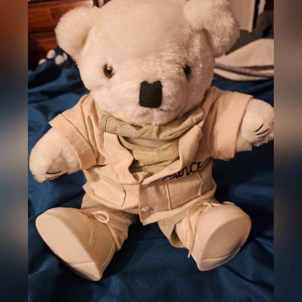RARE TENDER HEART TREASURES DR. BEAR W/ SCRUBS, Coat, Shoes SOCKS & MASK